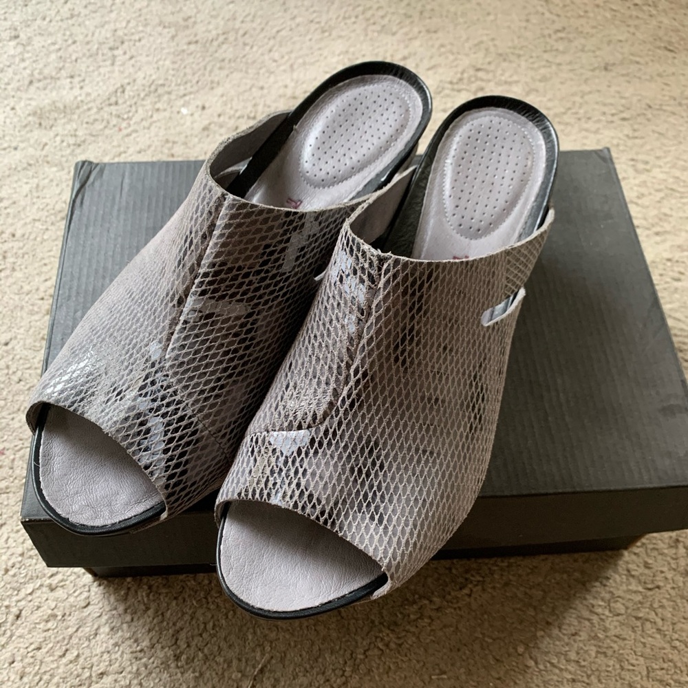 TSOBO Ovid snake print in charcoal